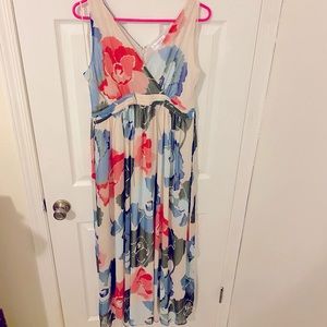 NWT Maxi floral maternity dress. Tie closure in back with zipper. Size S.